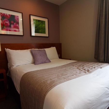 Best Western Ship Hotel Weybridge Esterno foto