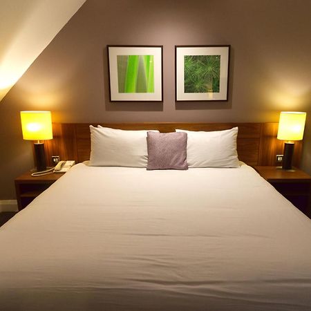 Best Western Ship Hotel Weybridge Esterno foto