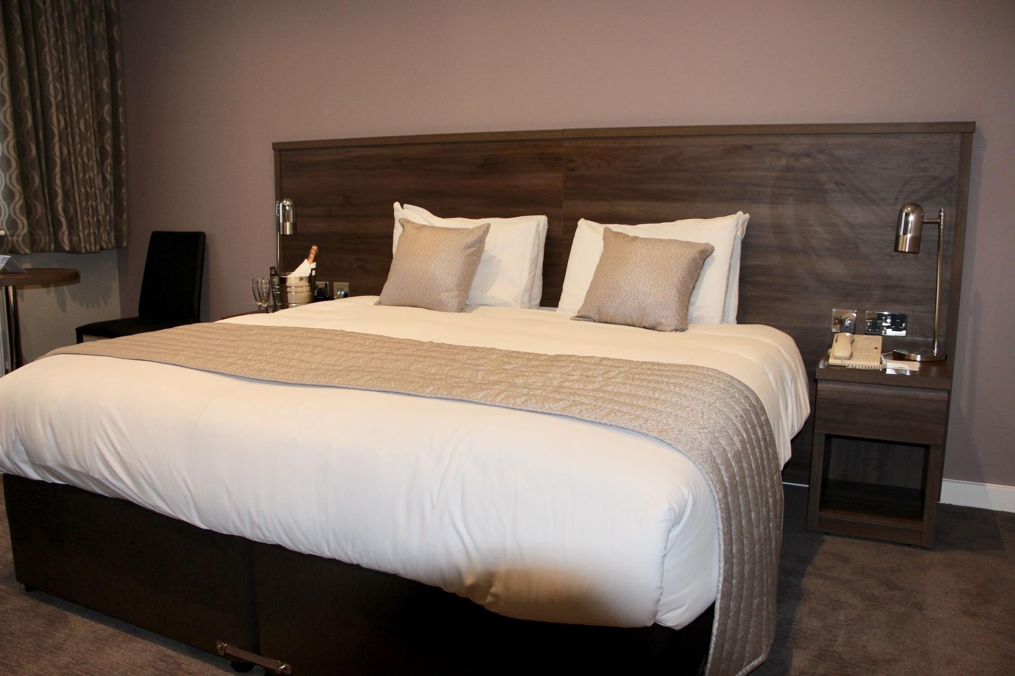 Best Western Ship Hotel Weybridge Esterno foto