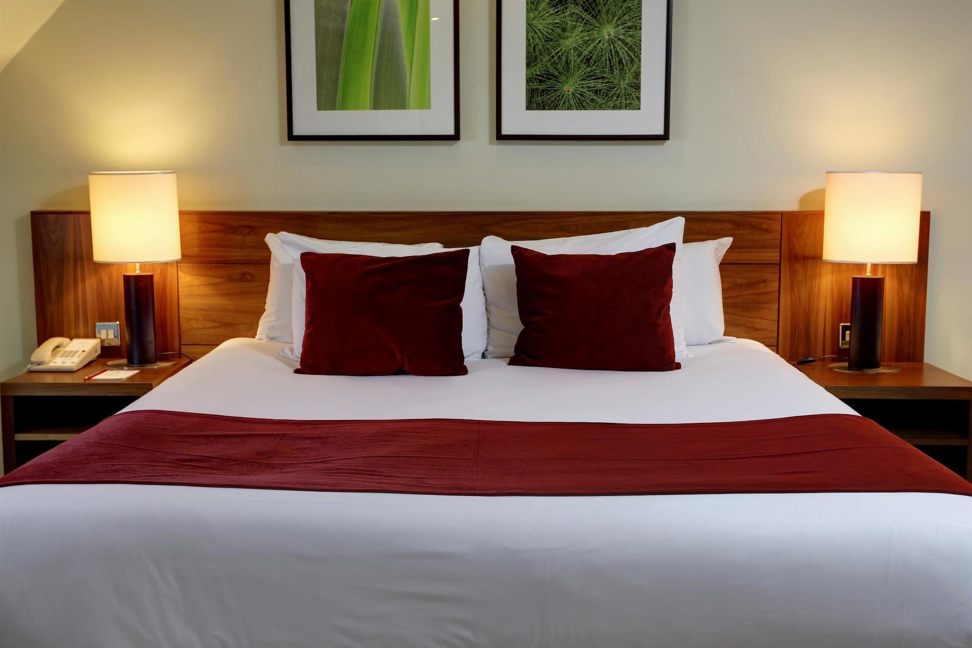 Best Western Ship Hotel Weybridge Esterno foto