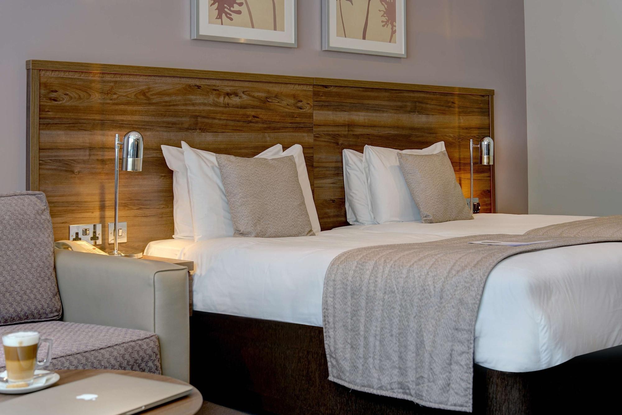 Best Western Ship Hotel Weybridge Esterno foto
