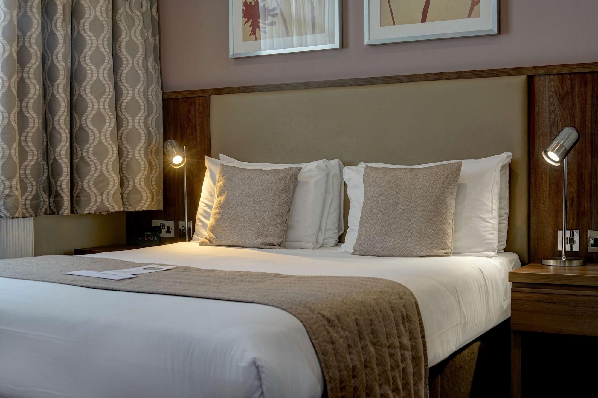 Best Western Ship Hotel Weybridge Esterno foto