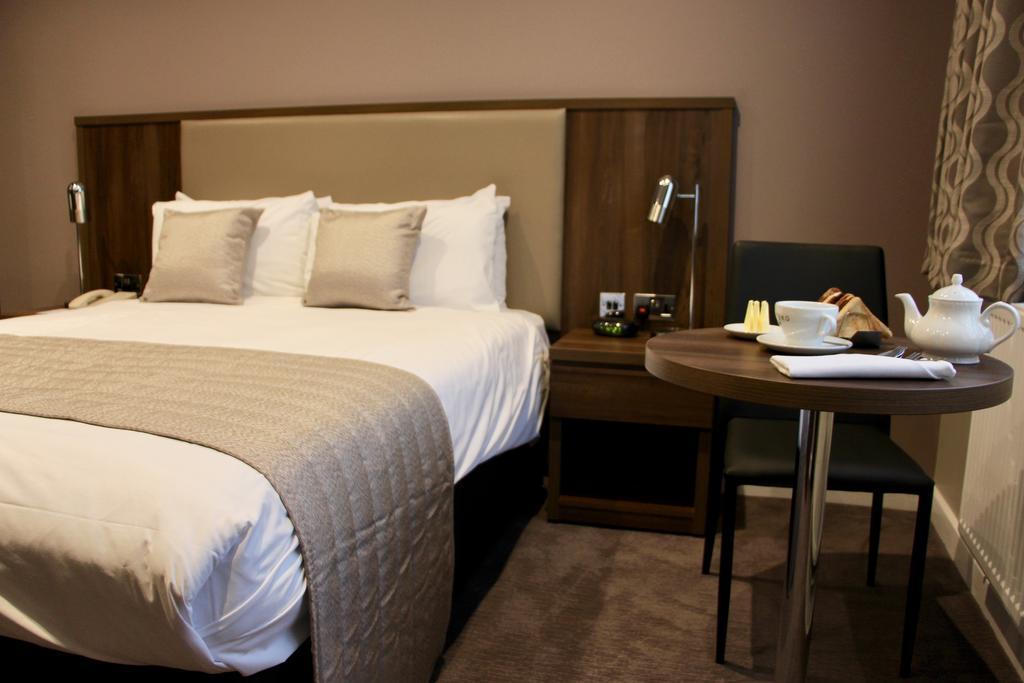 Best Western Ship Hotel Weybridge Esterno foto