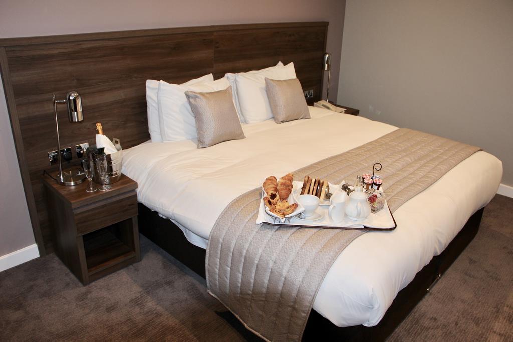 Best Western Ship Hotel Weybridge Esterno foto