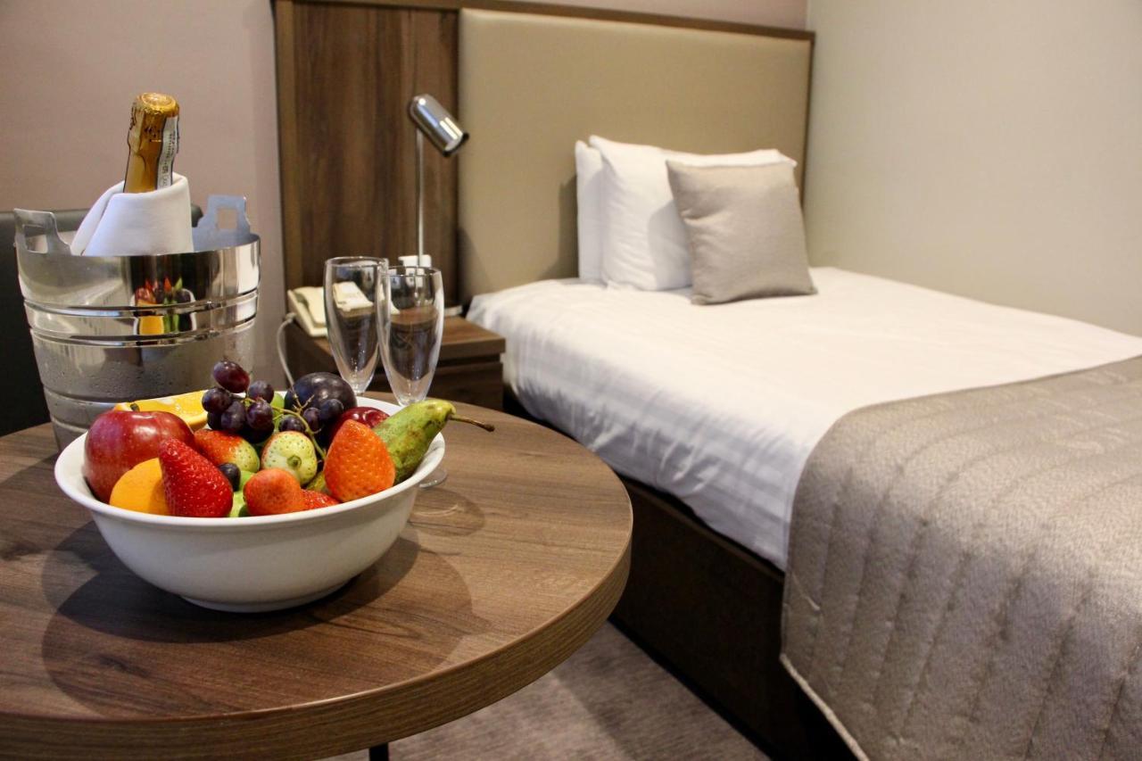 Best Western Ship Hotel Weybridge Esterno foto
